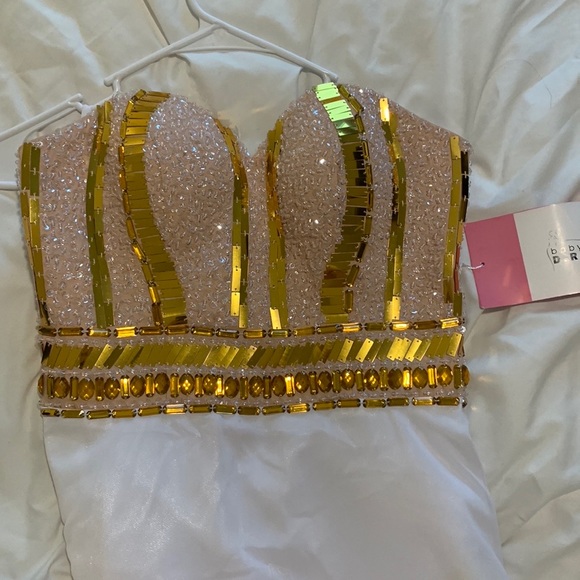 White and Good Flowy Dress - Picture 2 of 3